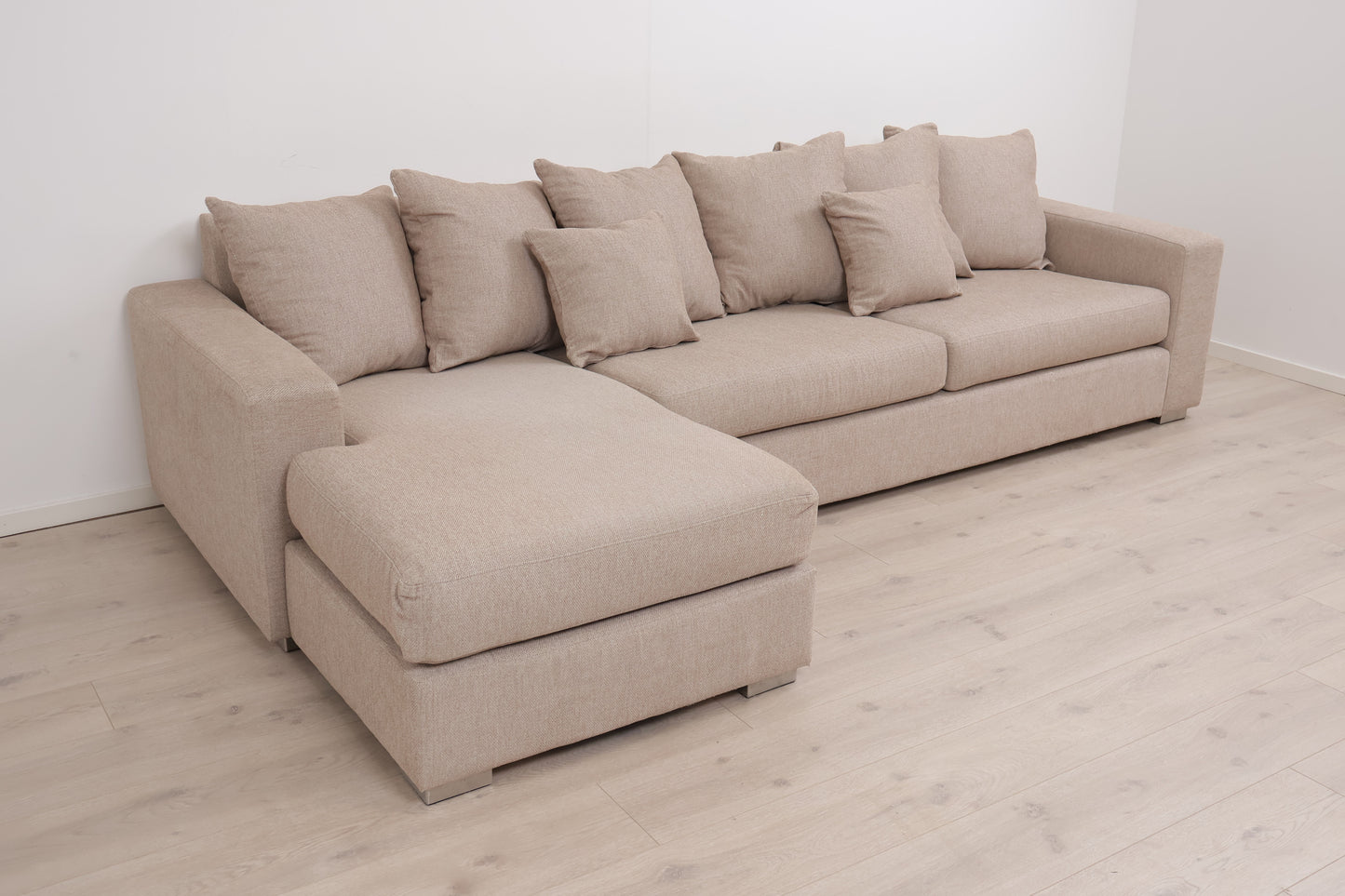 Nyrenset | Romslig beige sjeselongsofa