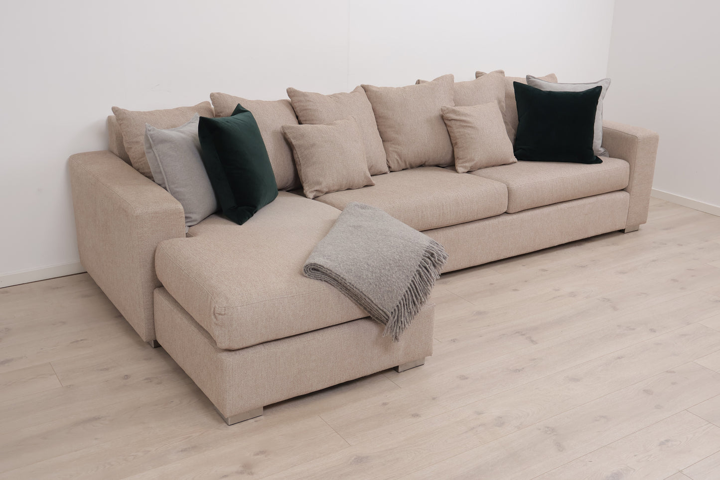 Nyrenset | Romslig beige sjeselongsofa