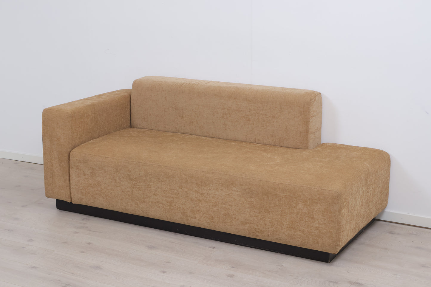 Nyrenset | Beige 2-seter sofa med åpen ende