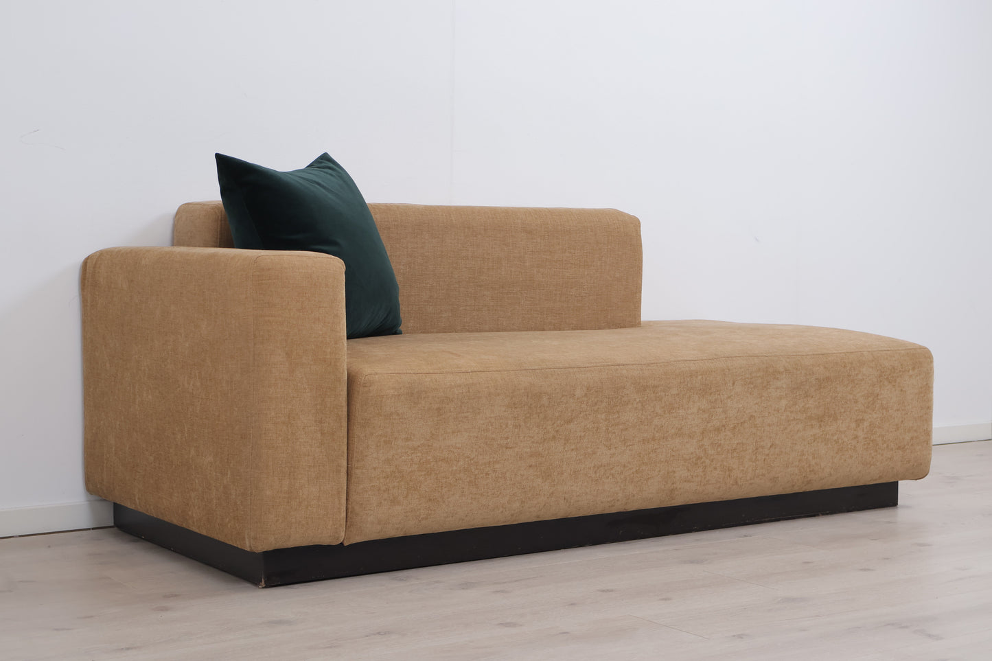 Nyrenset | Beige 2-seter sofa med åpen ende