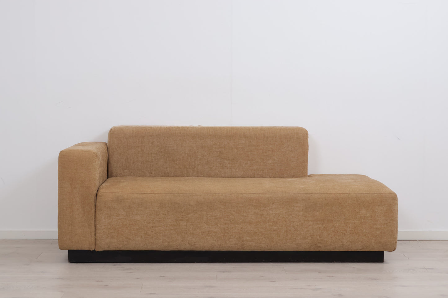 Nyrenset | Beige 2-seter sofa med åpen ende