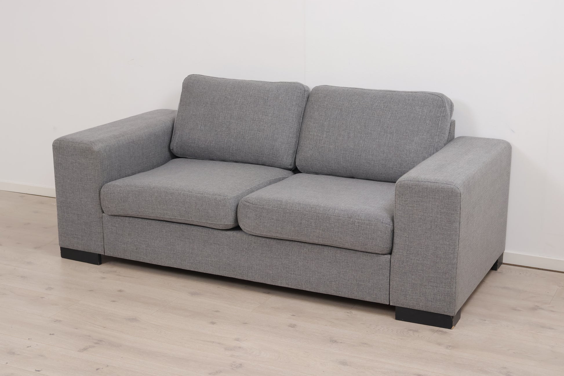 Nyrenset | Lys grå 2-seter sofa