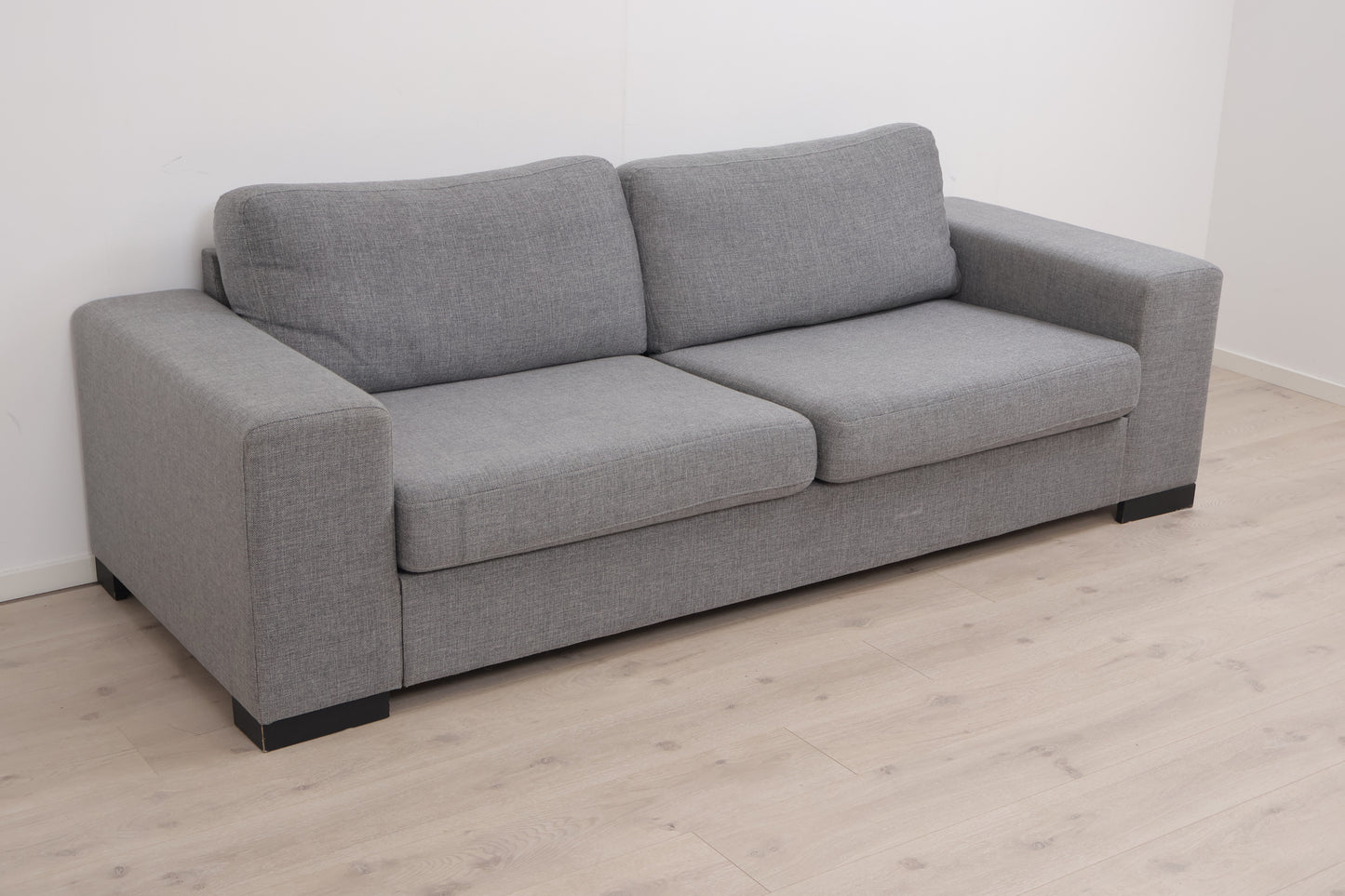 Nyrenset | Lys grå 3-seter sofa