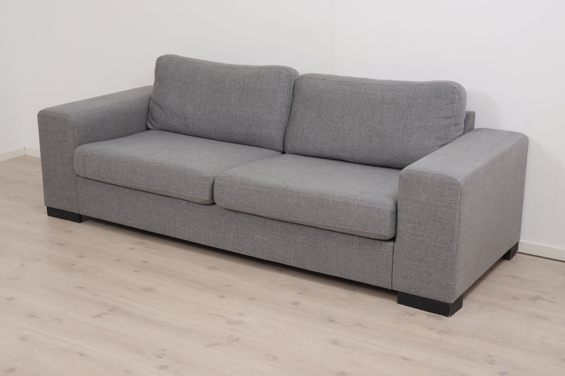 Nyrenset | Lys grå 3-seter sofa