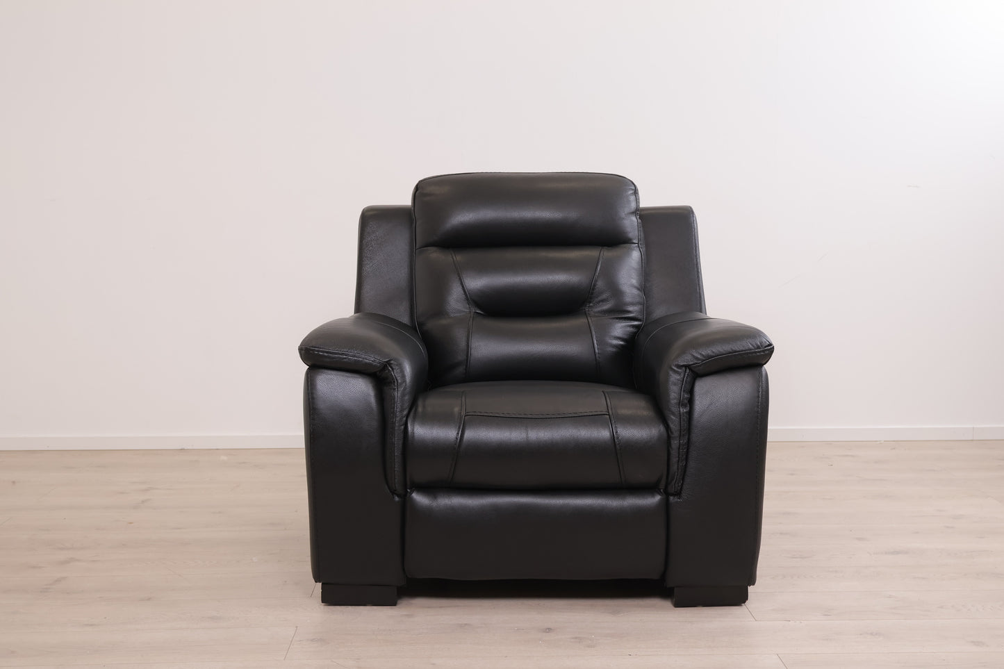 Nyrenset | Romslig og komfortabel sort hvilestol