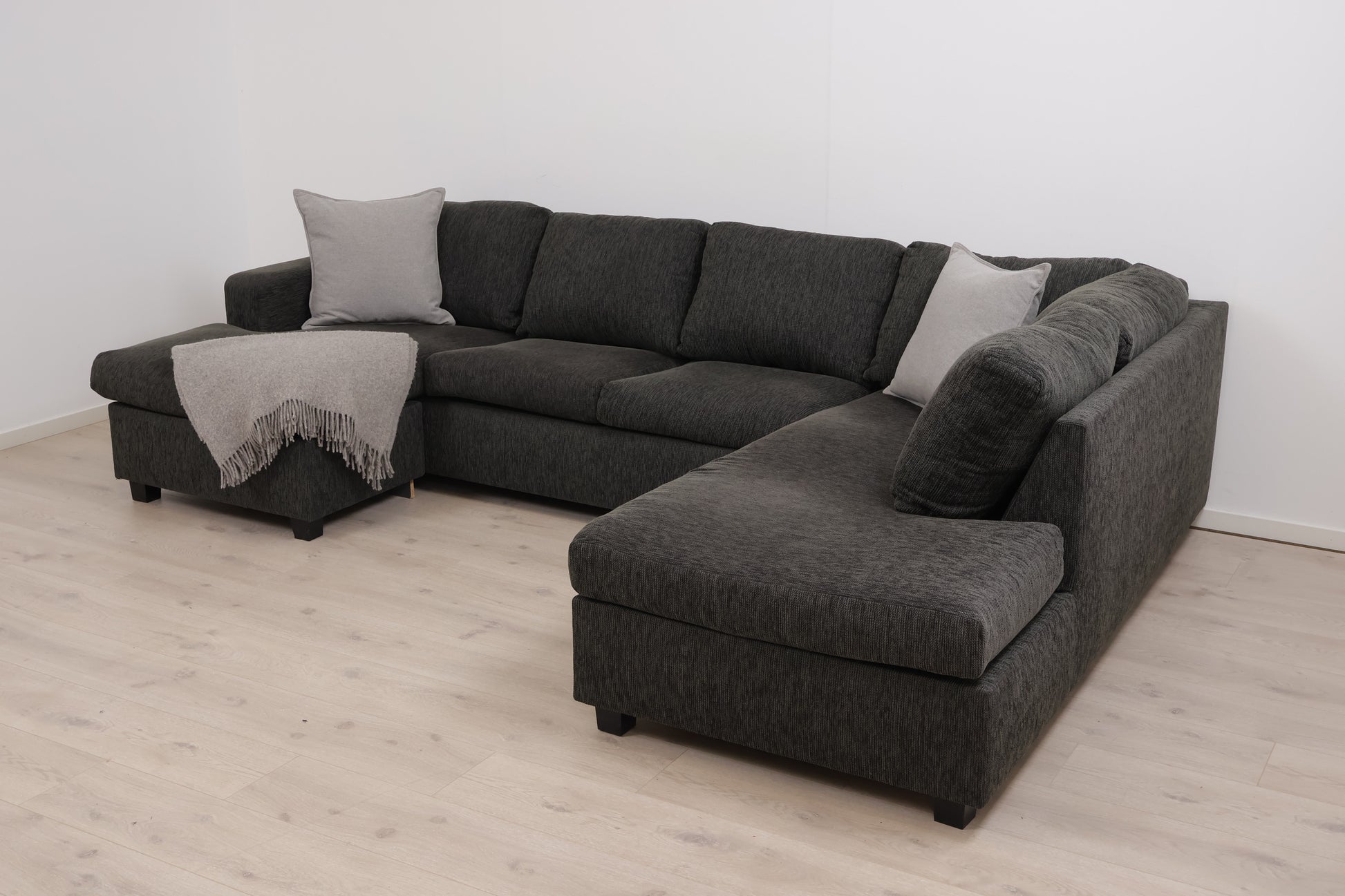 Nyrenset | Mørk grå/grønn u-sofa med sjeselong
