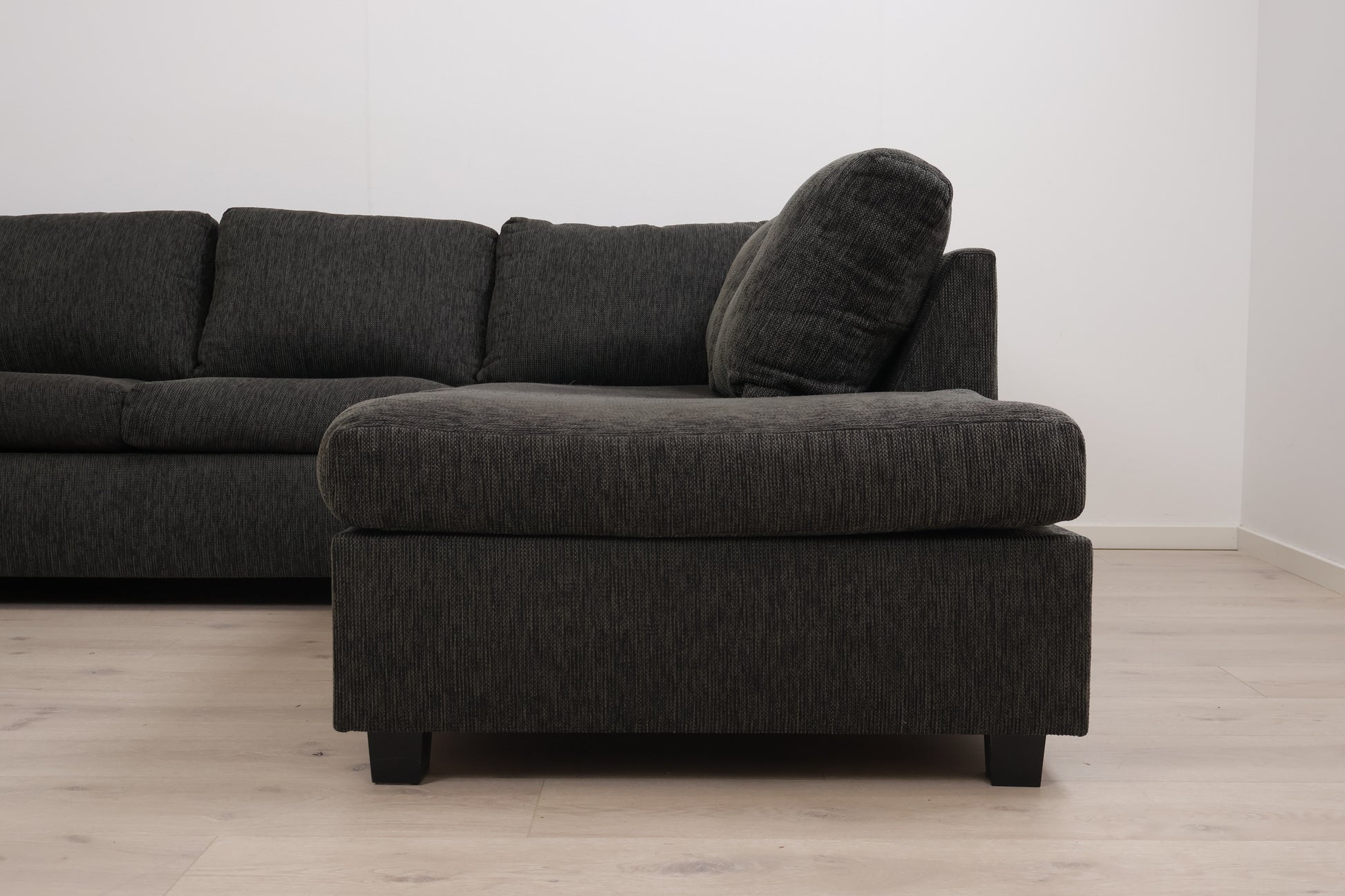 Nyrenset | Mørk grå/grønn u-sofa med sjeselong