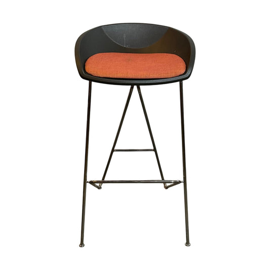 Popcorn barstol fra Fora Form, svart med rødt sete