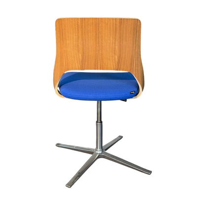 Embrace konferansestol fra Kinnarps, blå