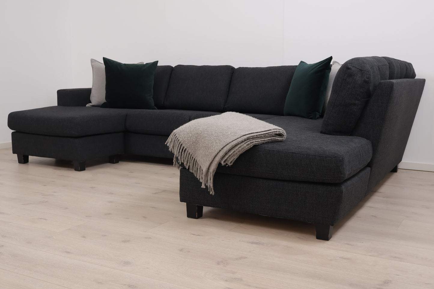 Nyrenset | Mørk grå/sort Scapa u-sofa med sjeselong