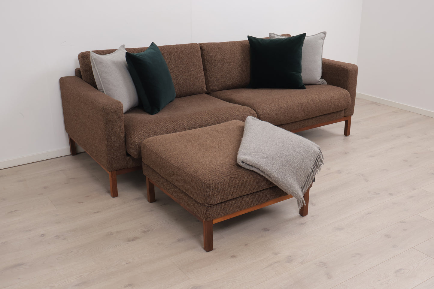 Nyrenset | Brun Bolia North 3-seter sofa med puff