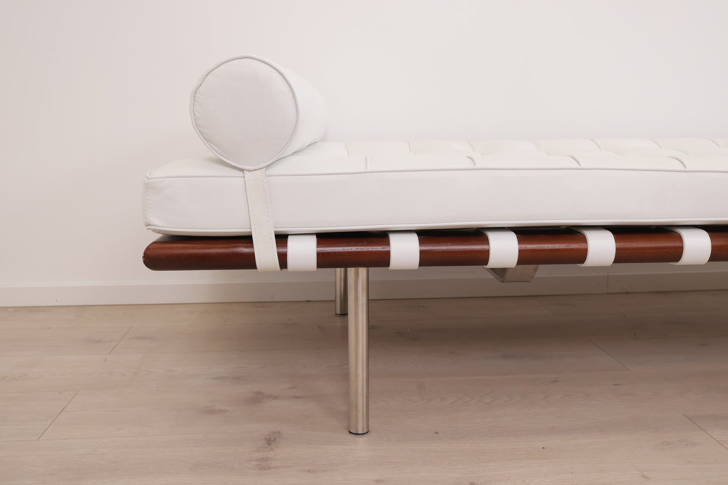 Nyrenset | Hvit Barcelona Daybed Replica i skinn og heltre