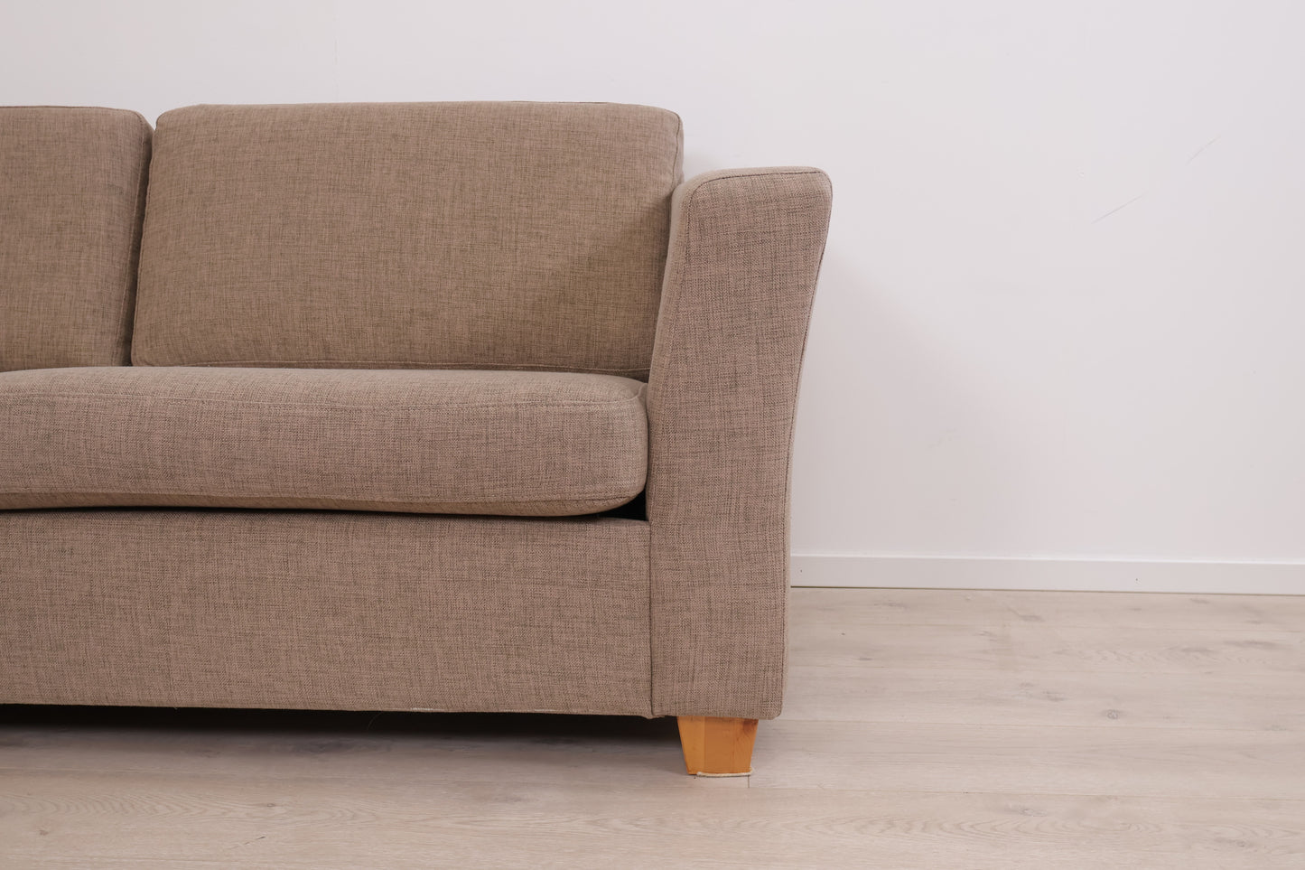 Nyrenset | Beige 3-seter sofa med puff