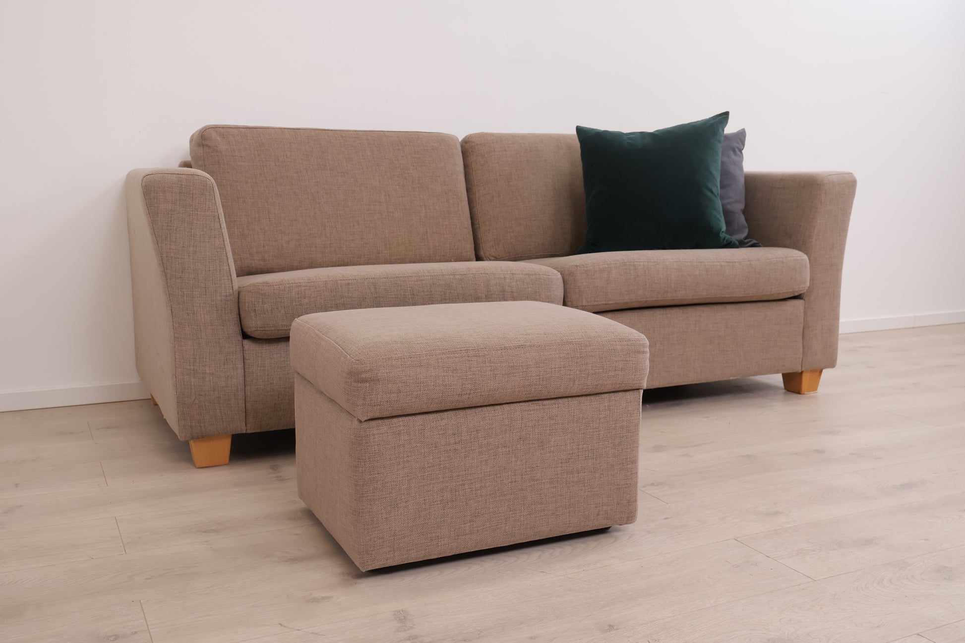 Nyrenset | Beige 3-seter sofa med puff