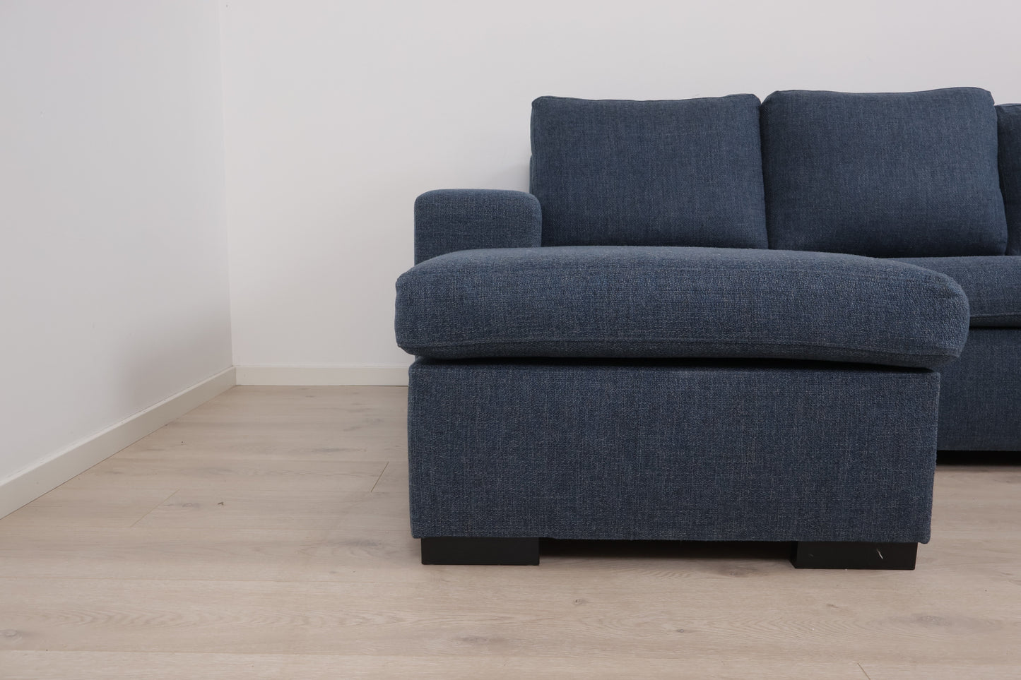 Nyrenset | Romslig blå u-sofa med sjeselong
