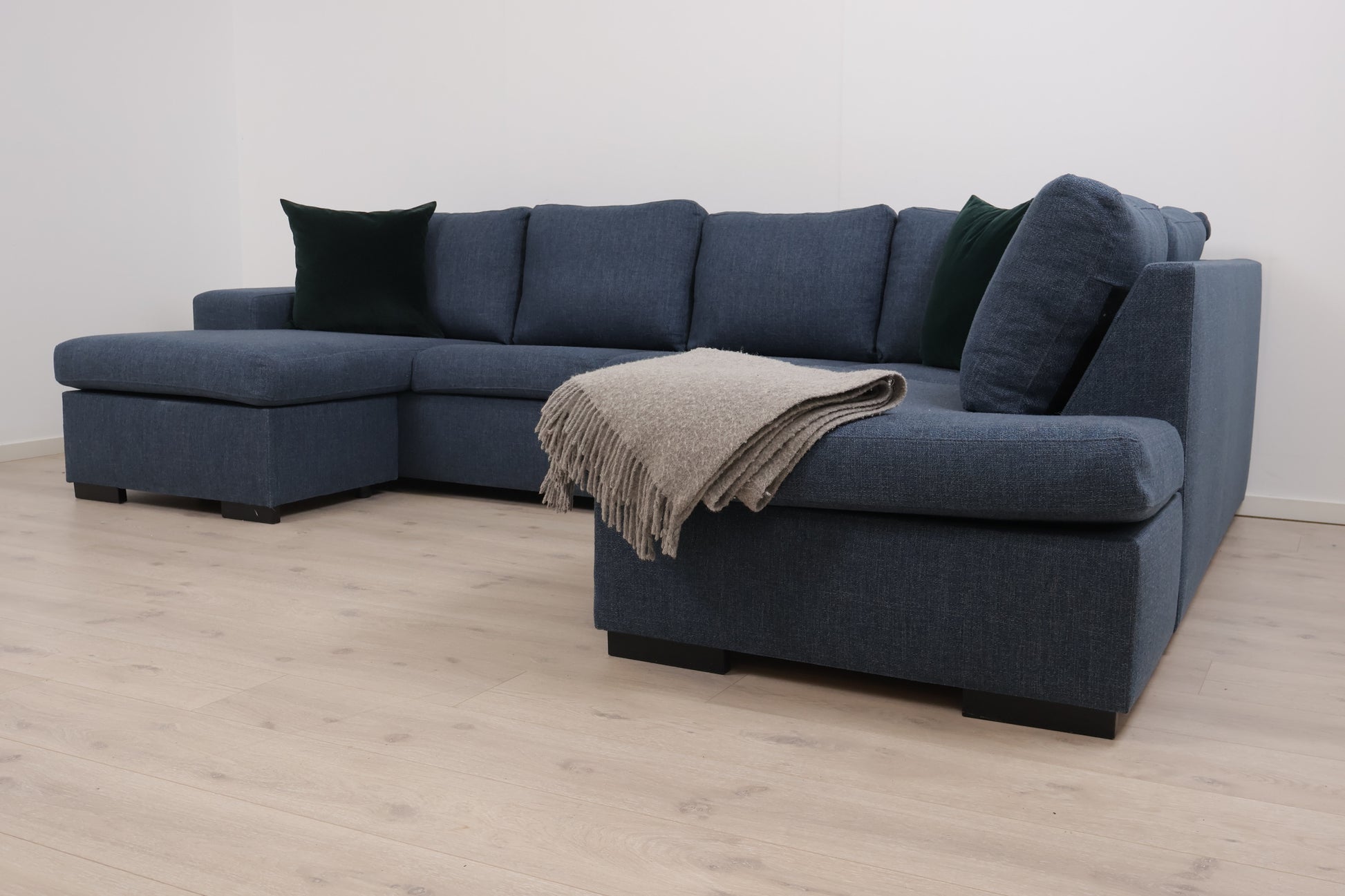 Nyrenset | Romslig blå u-sofa med sjeselong