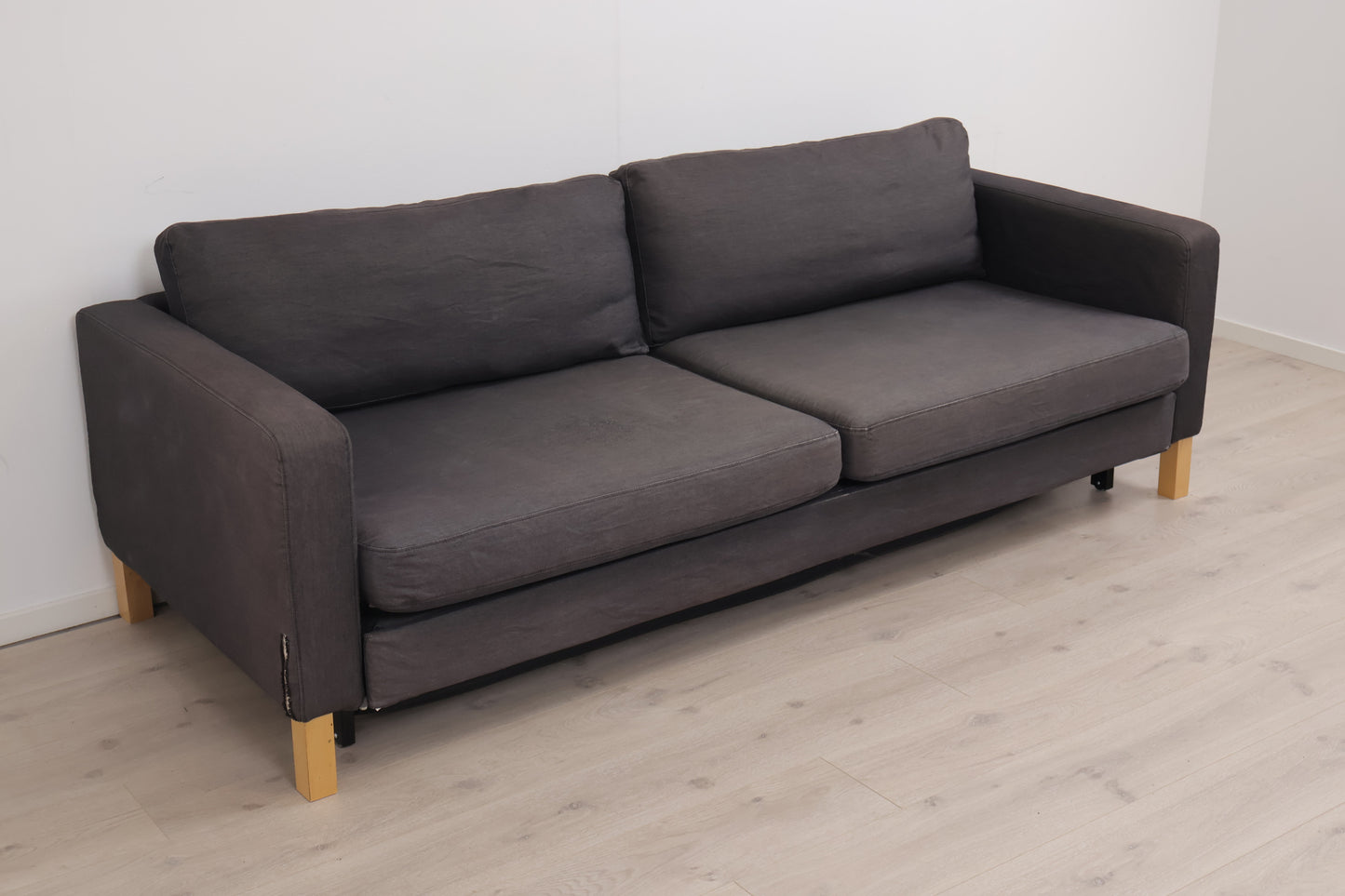 Nyrenset | Mørk grå IKEA Karlstad 3-seter sovesofa