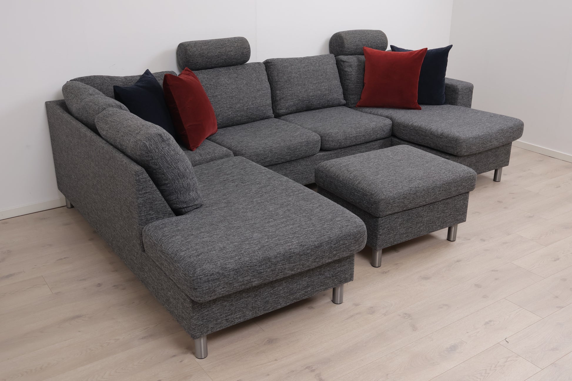 Nyrenset | Mørk grå u-sofa med sjeselong og puff