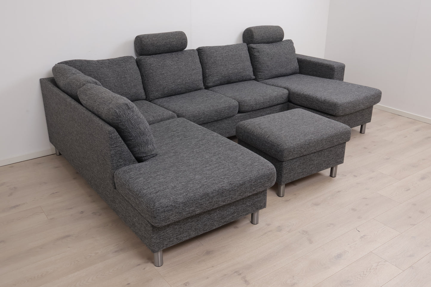 Nyrenset | Mørk grå u-sofa med sjeselong og puff