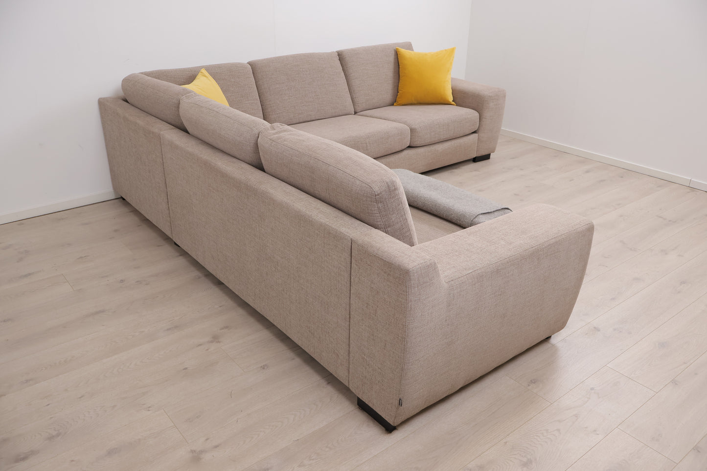 Nyrenset | Romslig beige Litsofa hjørnesofa