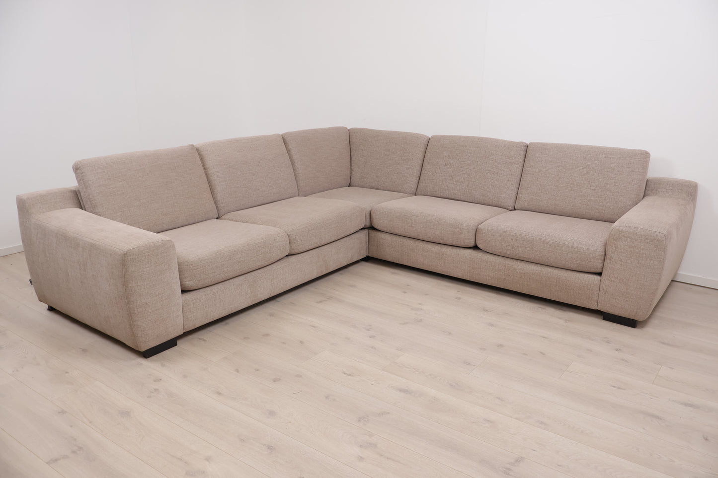 Nyrenset | Romslig beige Litsofa hjørnesofa