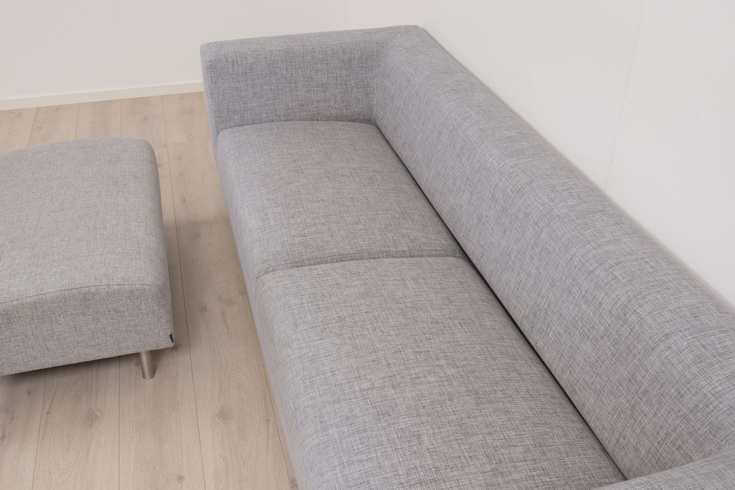 Nyrenset | Grå Bolia Less 3-seter sofa med puff