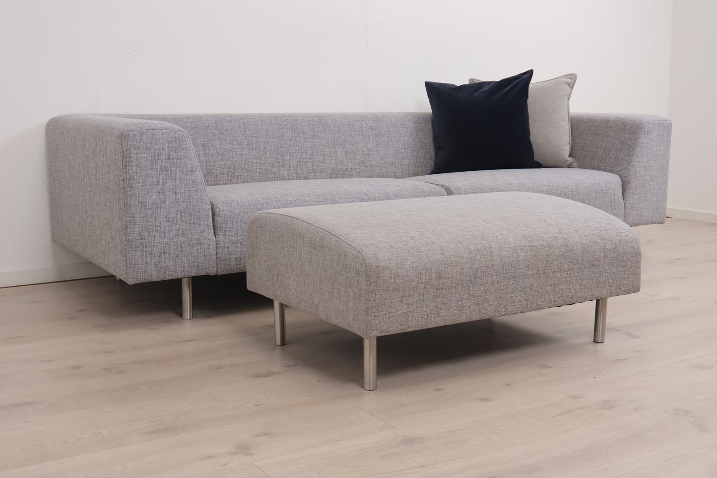 Nyrenset | Grå Bolia Less 3-seter sofa med puff