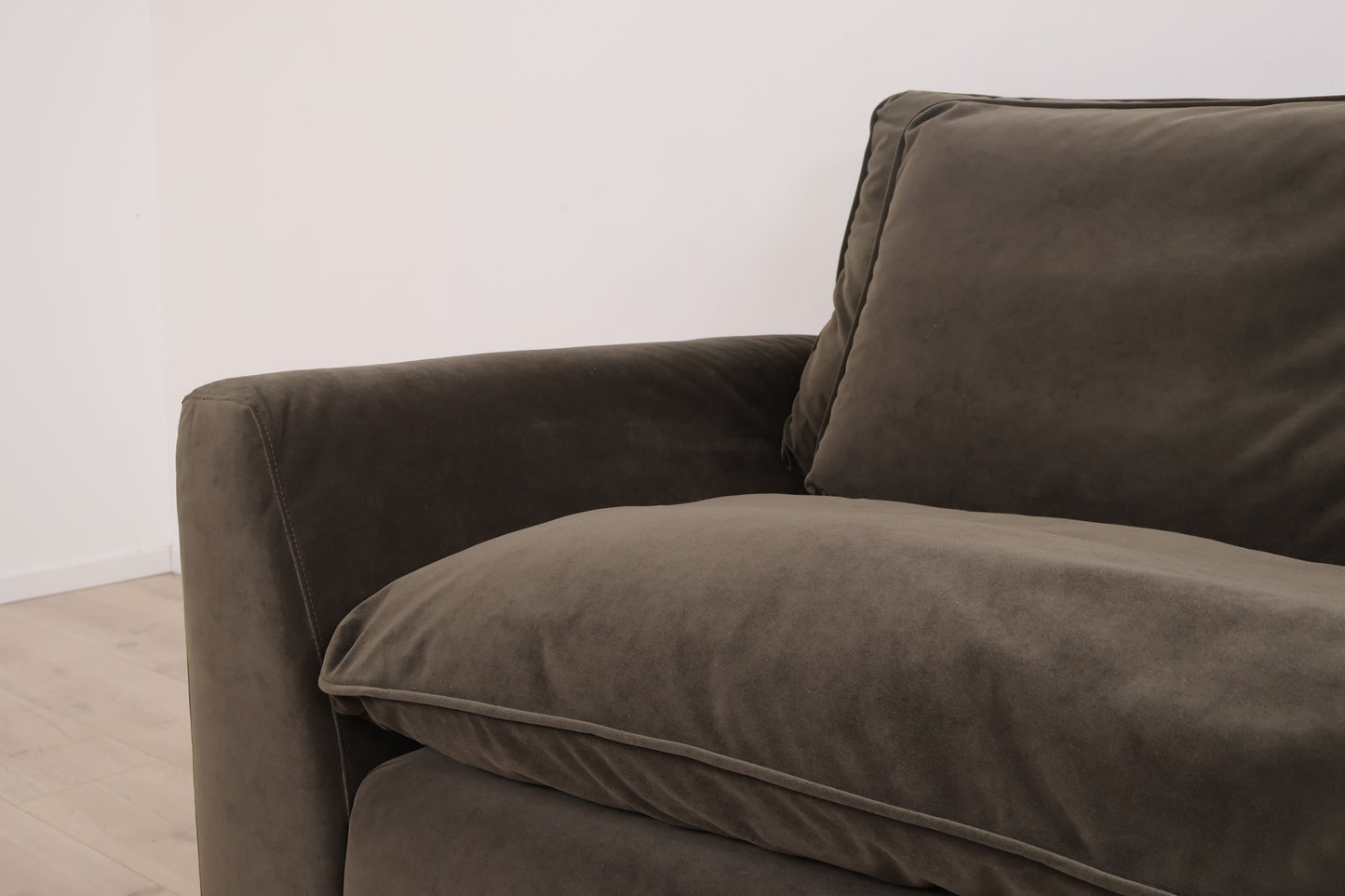 Ubrukt | Mørk grønn Arizona 1,5-seter sofa fra SixBondStreet