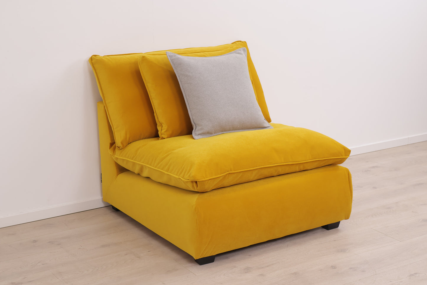 Ubrukt | Gul Arizona 1-seter sofa fra SixBondStreet