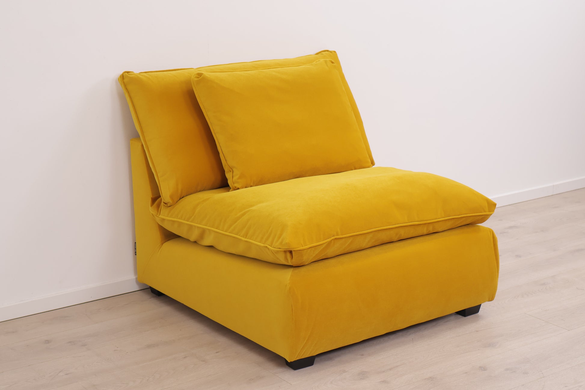 Ubrukt | Gul Arizona 1-seter sofa fra SixBondStreet