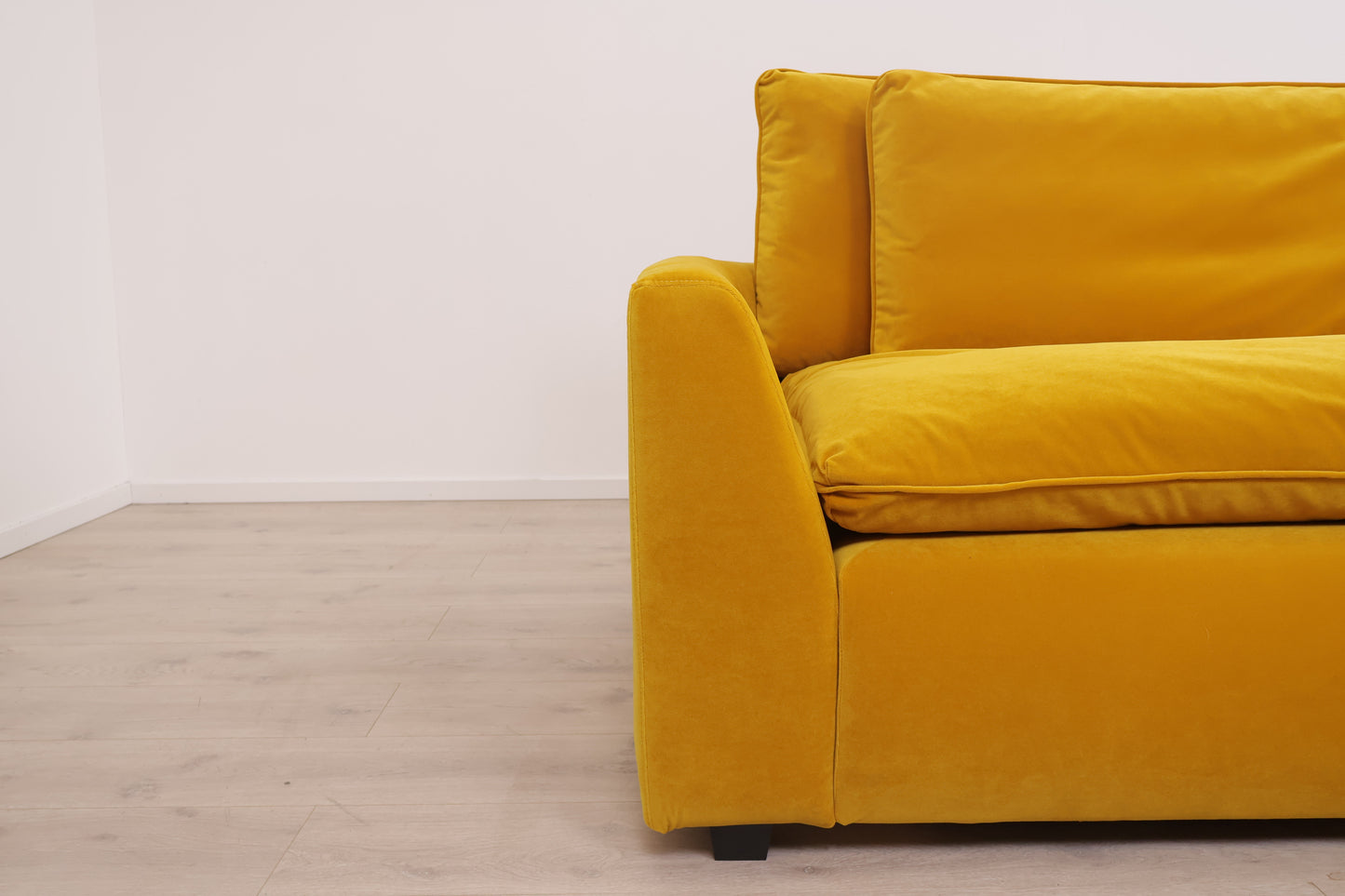 Ubrukt | Gul Arizona 1,5-seter sofa fra SixBondStreet