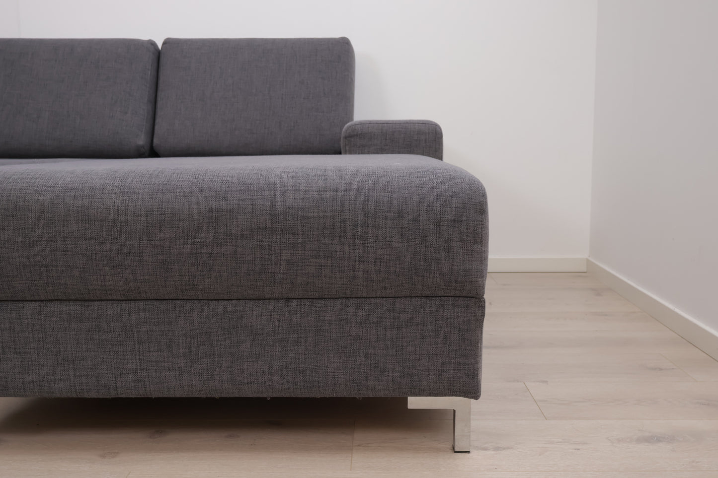 Nyrenset | Romslig grå/lilla u-sofa med sjeselong