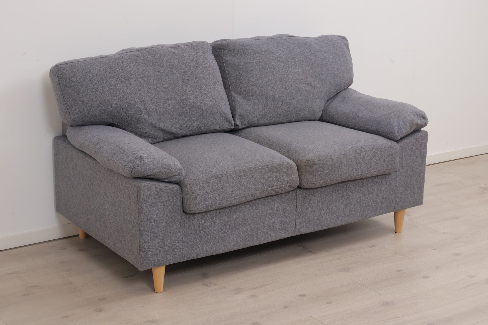 Nyrenset | Grå 2-seter sofa med eikebein