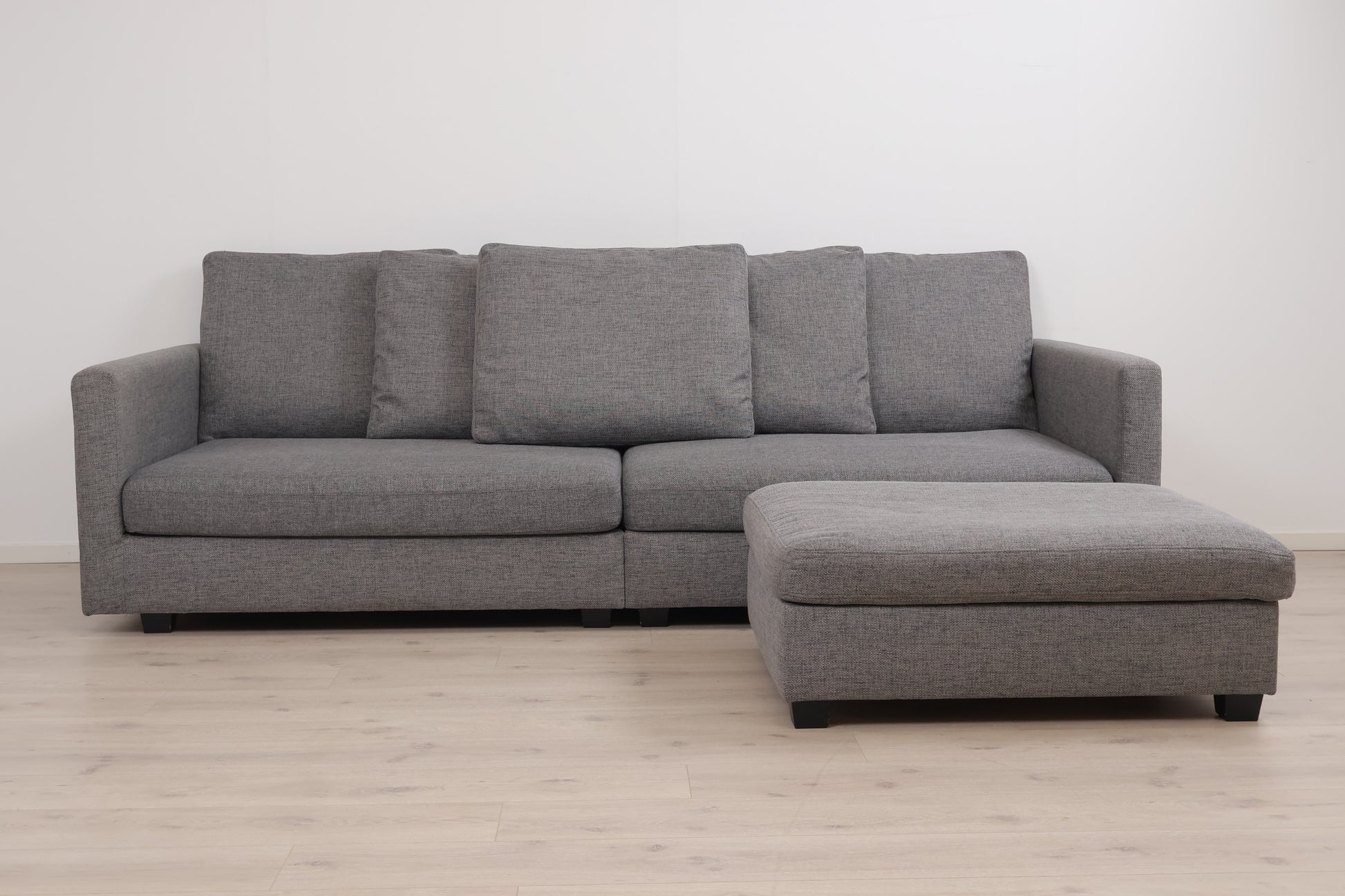 Nyrenset | Romslig grå Habitat Viking 3-seter sofa med puff