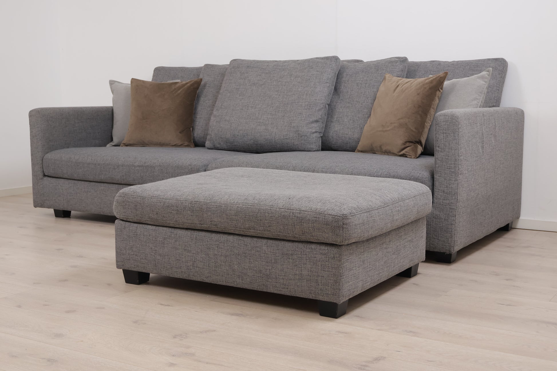 Nyrenset | Romslig grå Habitat Viking 3-seter sofa med puff