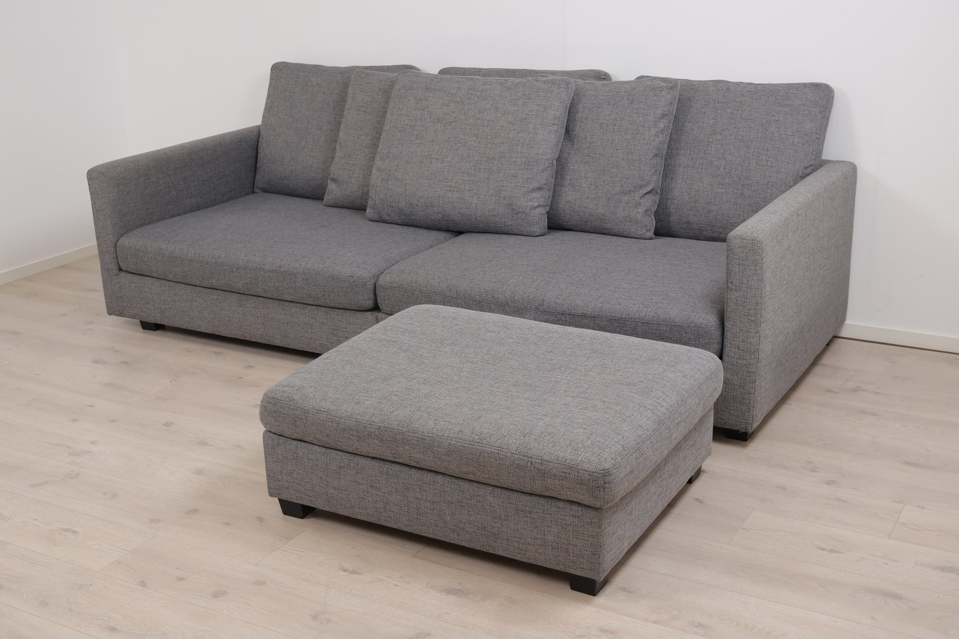 Nyrenset | Romslig grå Habitat Viking 3-seter sofa med puff