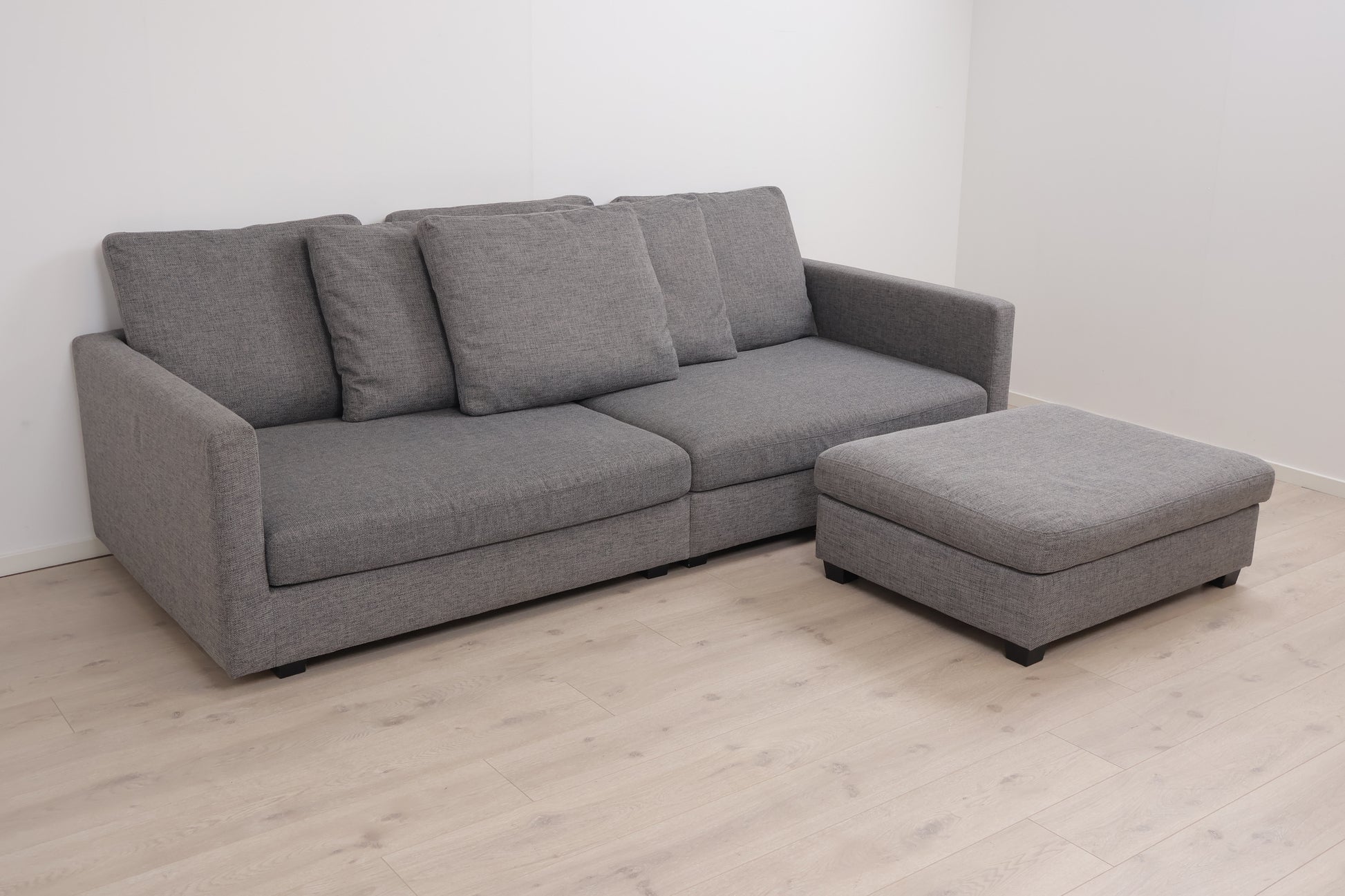 Nyrenset | Romslig grå Habitat Viking 3-seter sofa med puff