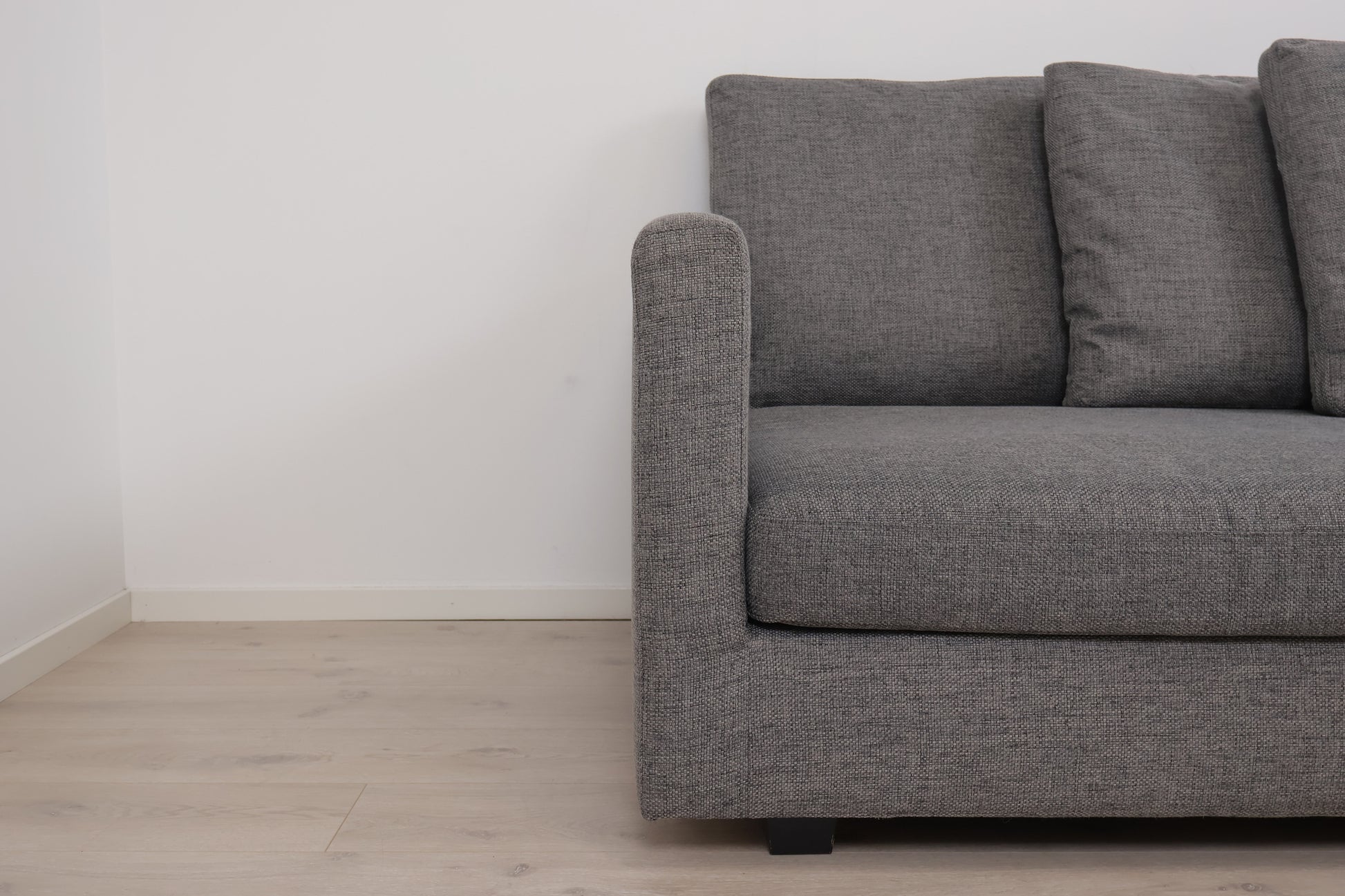 Nyrenset | Romslig grå Habitat Viking 3-seter sofa med puff