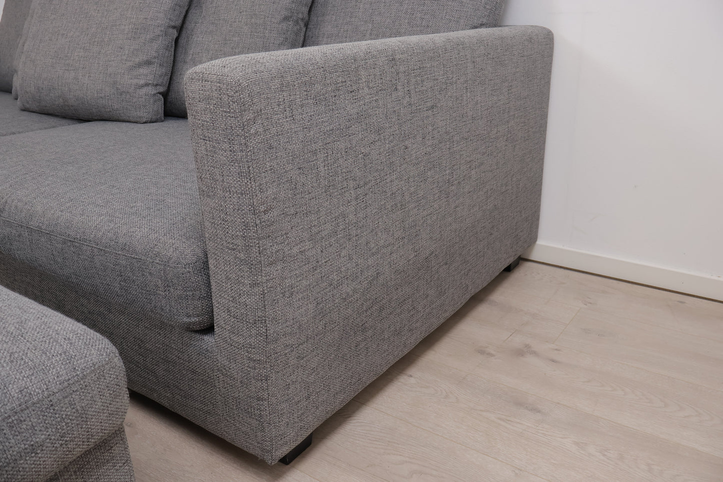 Nyrenset | Romslig grå Habitat Viking 3-seter sofa med puff