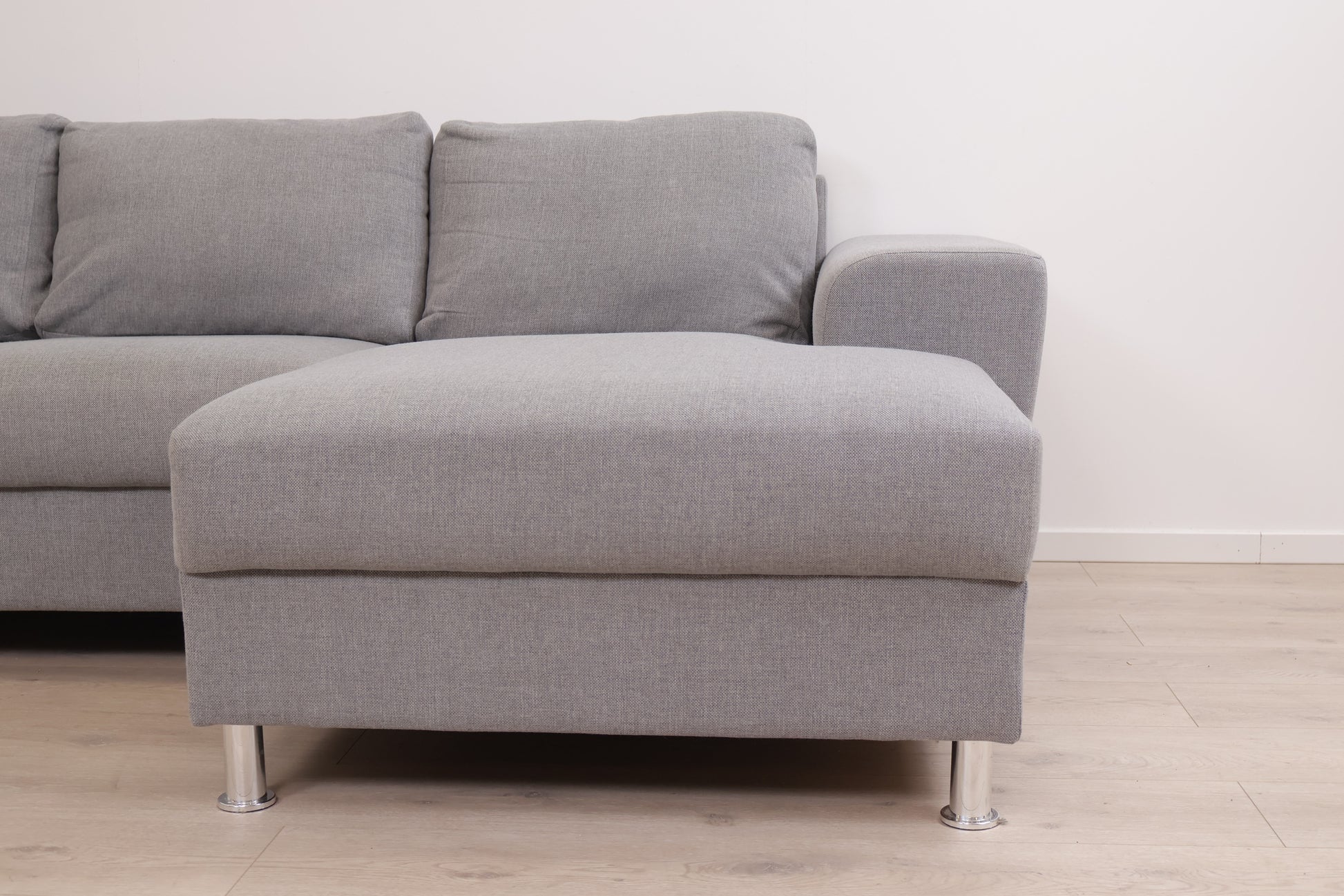 Nyrenset | Romslig lys grå Selma u-sofa med sjeselong