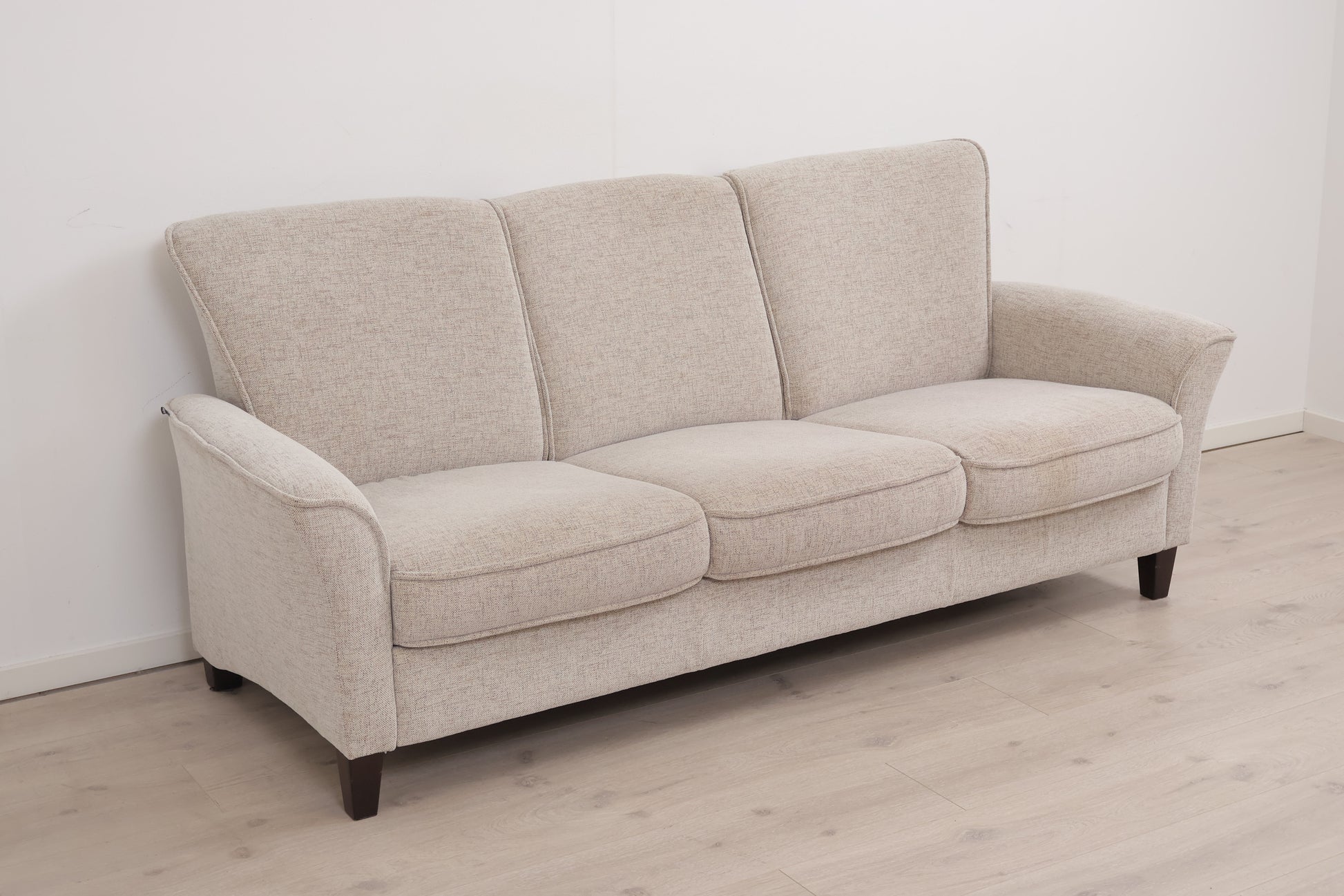Nyrenset | Kremhvit Hjellegjerde 3-seter sofa