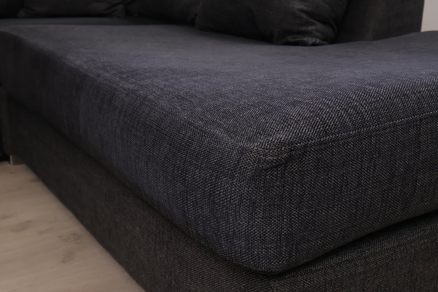 Nyrenset | Romslig mørk grå/sort u-sofa med sjeselong
