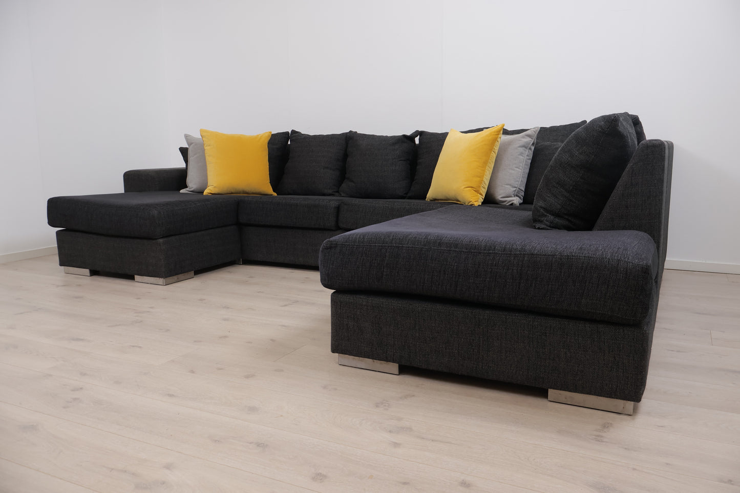 Nyrenset | Romslig mørk grå/sort u-sofa med sjeselong