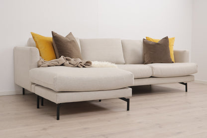 Nyrenset | Kremhvit Crosby sjeselongsofa fra SixBondStreet