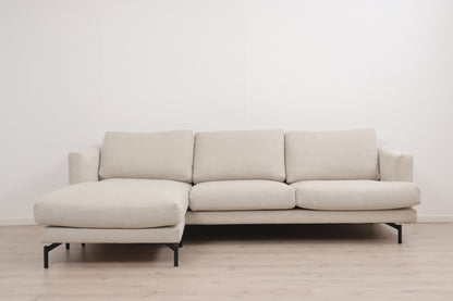 Nyrenset | Kremhvit Crosby sjeselongsofa fra SixBondStreet