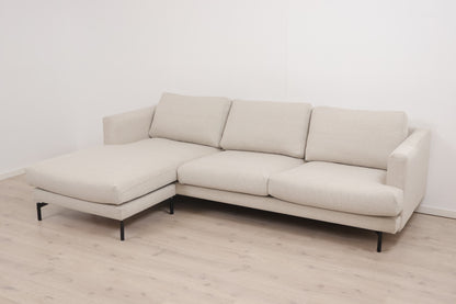 Nyrenset | Kremhvit Crosby sjeselongsofa fra SixBondStreet