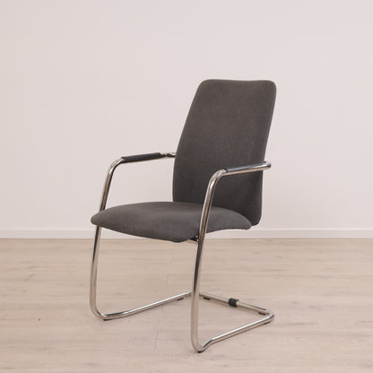 Nyrenset | Stol i grått trekk og krom ramme