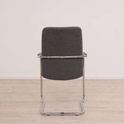 Nyrenset | Stol i grått trekk og krom ramme