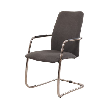 Nyrenset | Stol i grått trekk og krom ramme