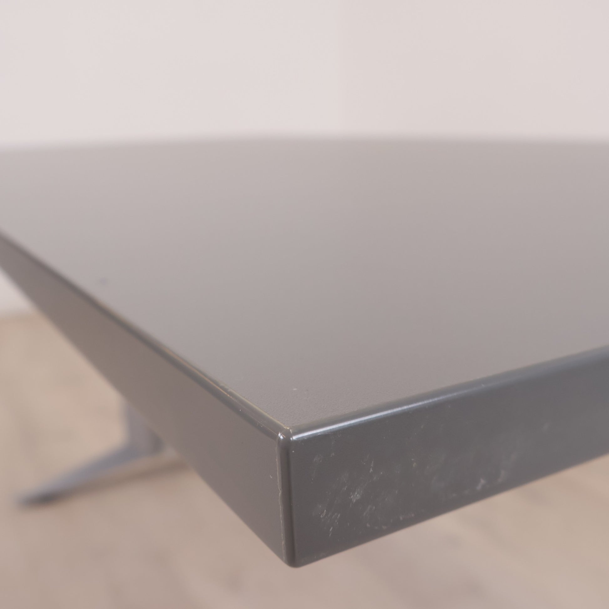 160×80 cm, helgrått skrivebord